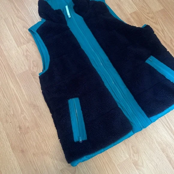 T By Talbots Teal and Navy Blue Reversible Sherpa Puffer Vest Size XL - Picture 7 of 12